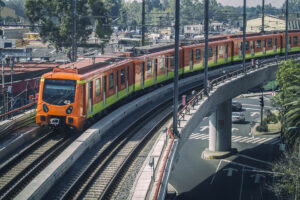 CIUDAD DE MÉXICO, 27DICIEMBRE2016.- Convoy de la Línea 12 del Metro recorre una de las curvas que fueron rehabilitadas. FOTO: MOISÉS PABLO /CUARTOSCURO.COM