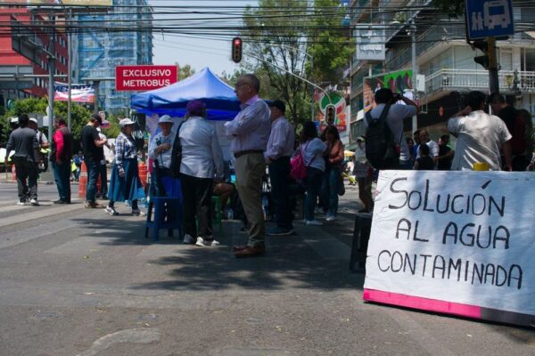 Quinto día: vecinos de Benito Juárez bloquean avenida por agua contaminada