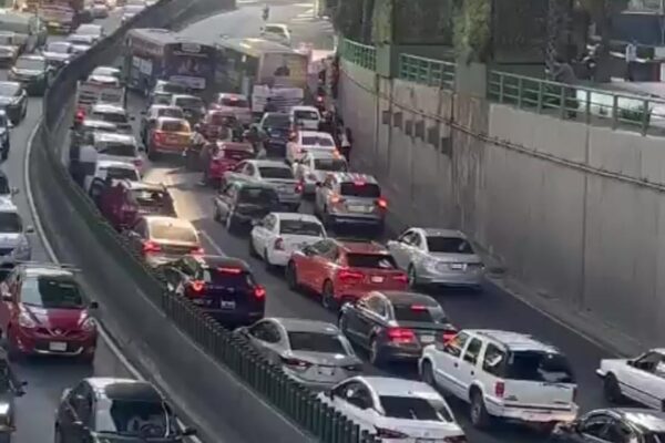 Bloqueo en Periférico Norte: caos vehicular en Las Flores