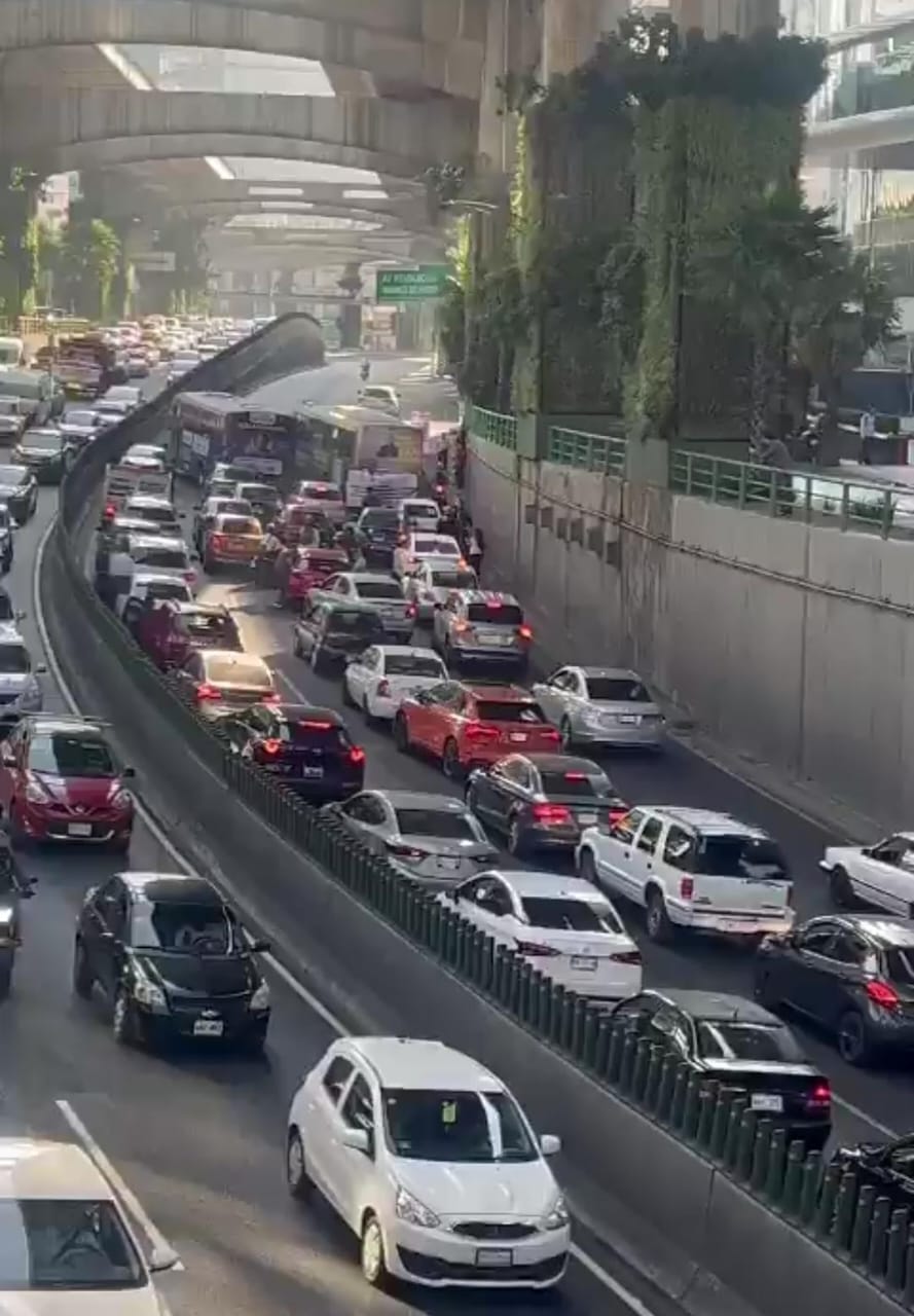 Bloqueo en Periférico Norte: caos vehicular en Las Flores