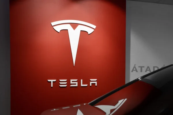 Tesla se despide del 10% de sus trabajadores