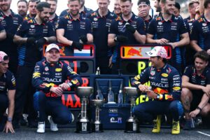 checo-perez-max-verstappen-red-bull-japon_11zon