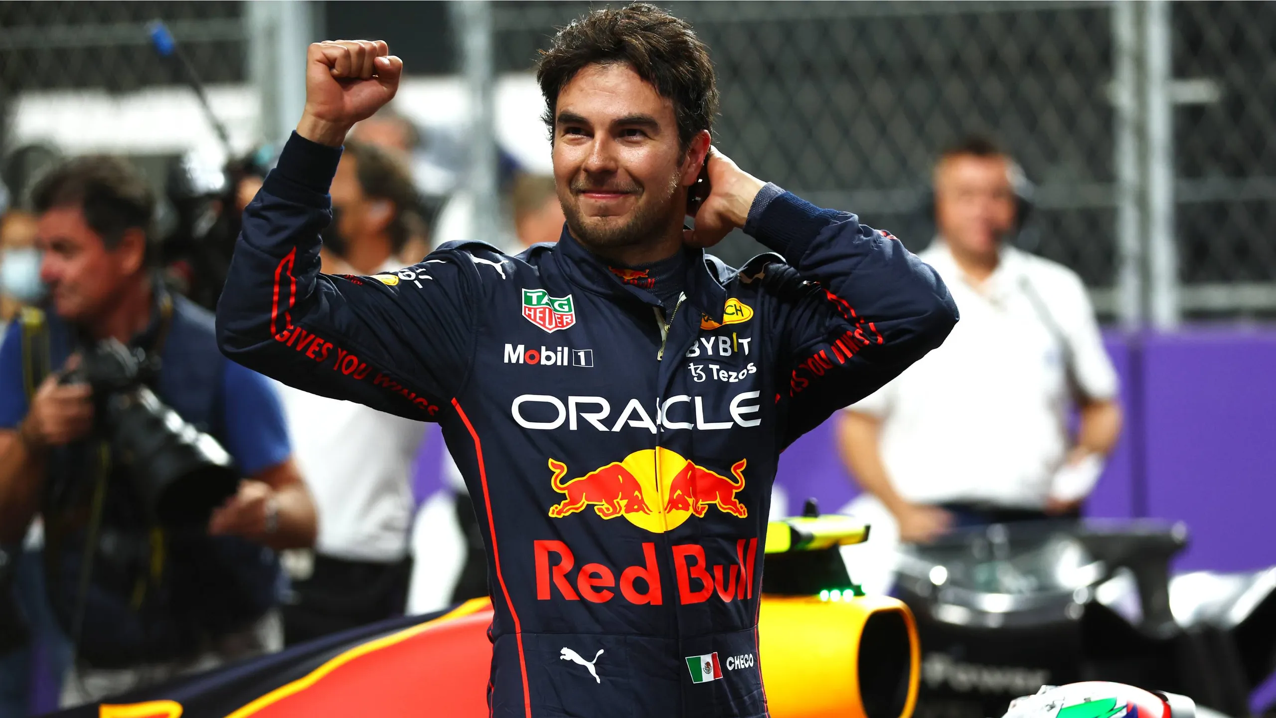 Renueva 'Checo' Pérez contrato con Red Bull