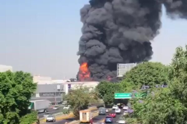 Incendio en fábrica de pintura Comex en Guadalajara