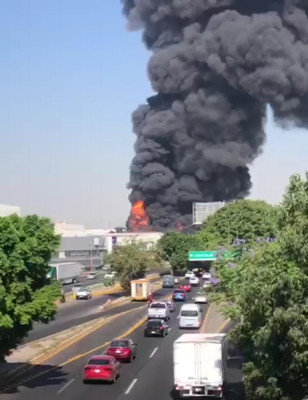 Incendio en fábrica de pintura Comex en Guadalajara