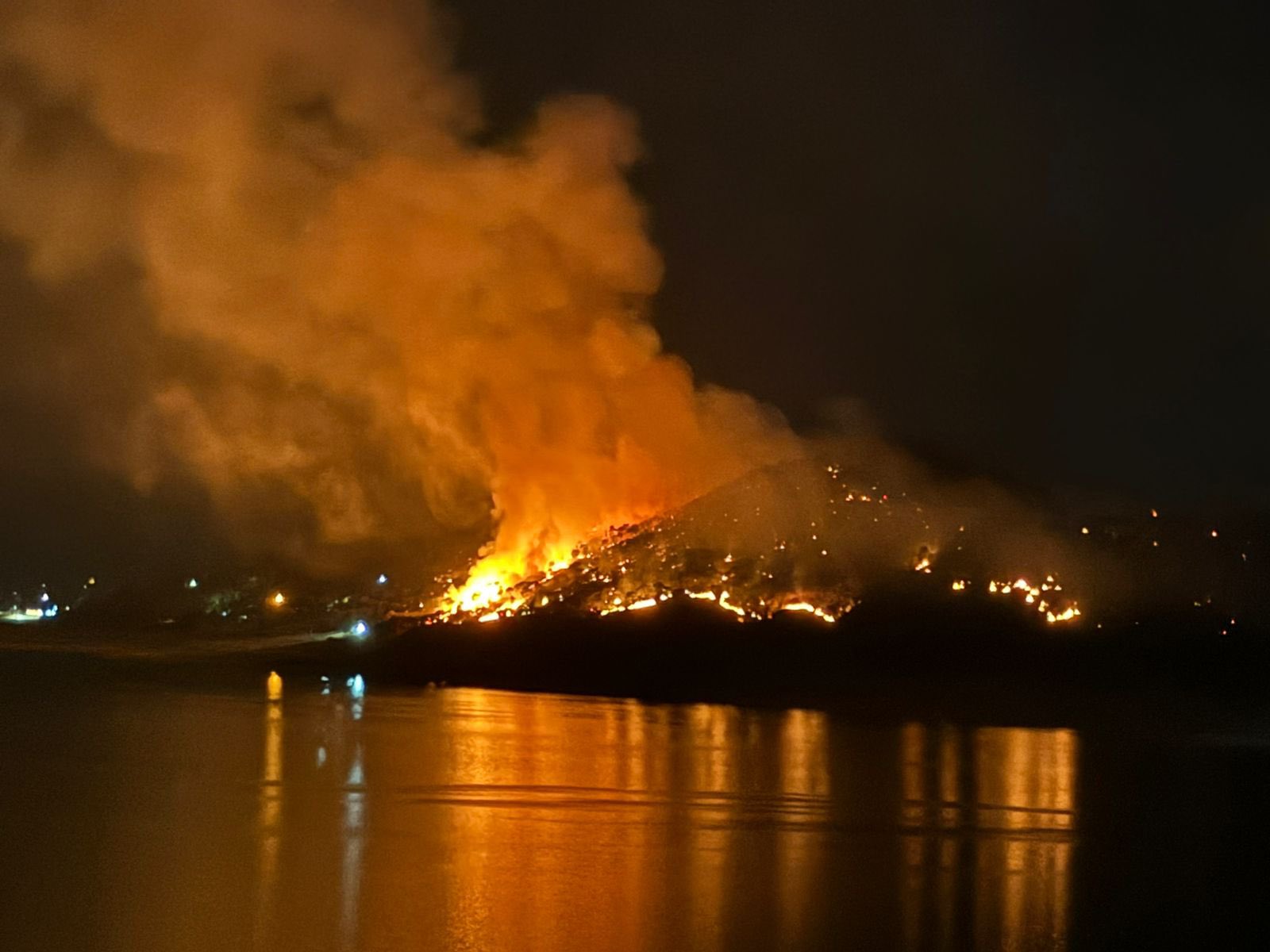 Incendios aún activos en Cerrillo y San Juan Atexcapan