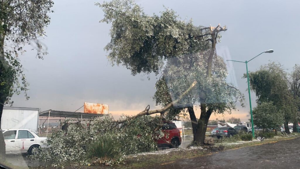 Tornado azota Toluca, Edoméx