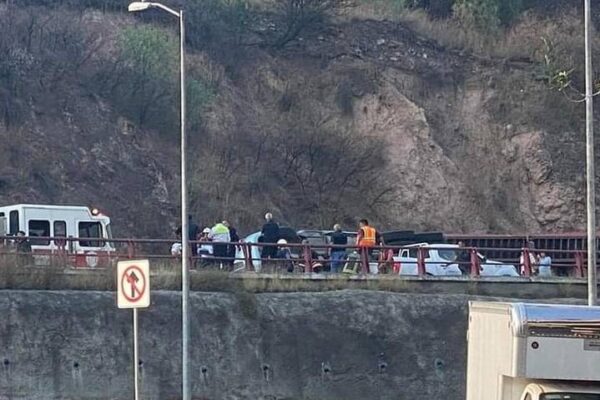 tráiler vuelca y provoca caos en la autopista México-Querétaro