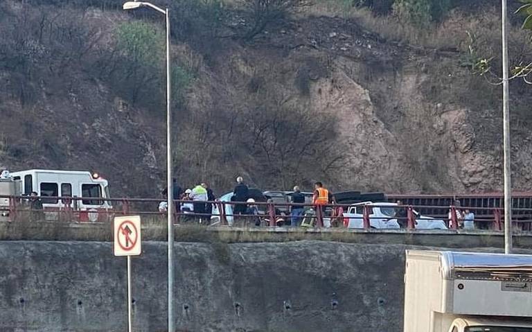 tráiler vuelca y provoca caos en la autopista México-Querétaro