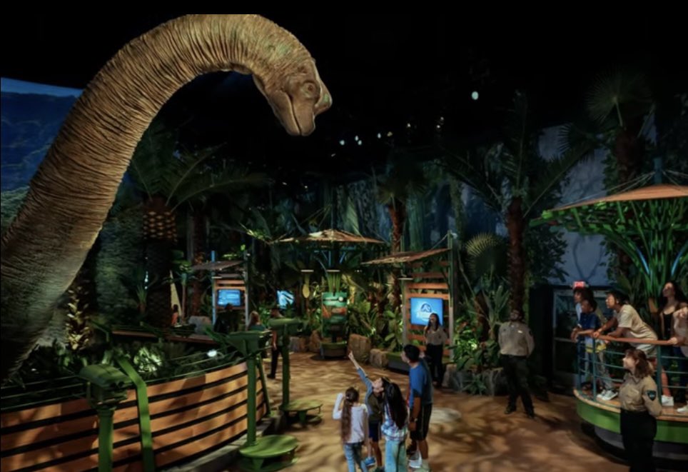 Robo de dinosaurio mecánico en Perisur en exposición Jurassic World 