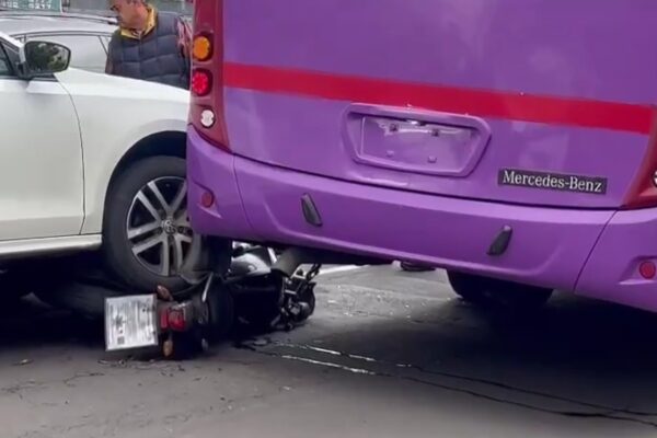 Accidente en Dr. Vértiz, CMDX: automovilista embiste a motociclista