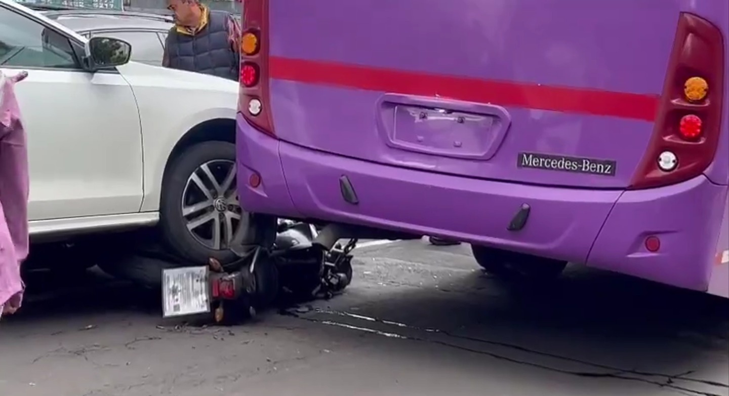 Accidente en Dr. Vértiz, CMDX: automovilista embiste a motociclista