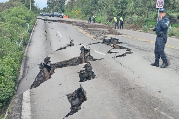 Carretera Tenango-Tenancingo cerrada por hundimiento