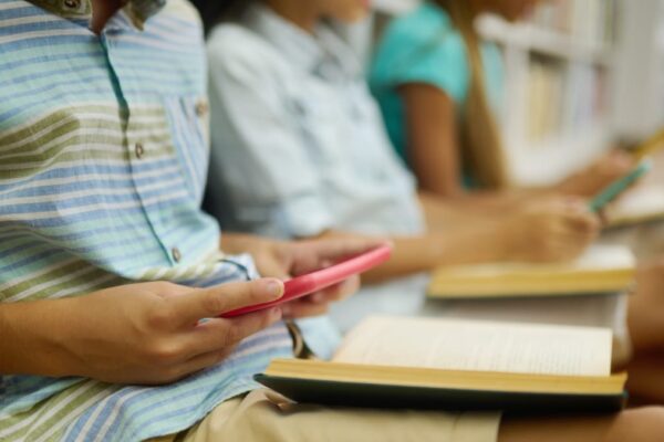 Italia prohíbe uso de celulares en escuelas