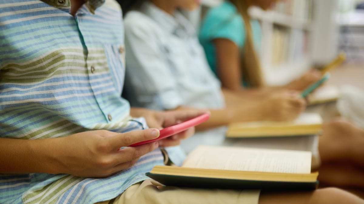 Italia prohíbe uso de celulares en escuelas