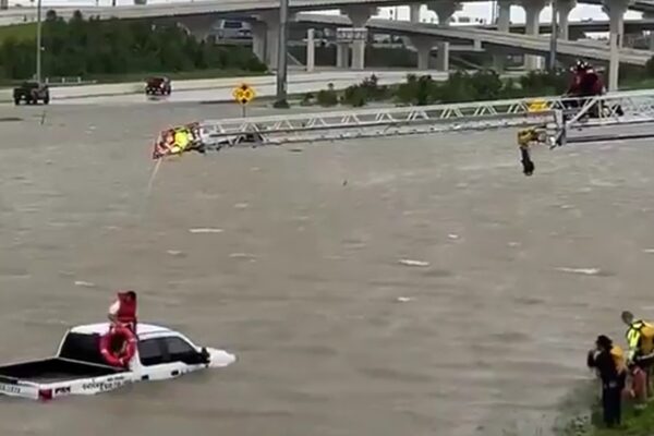 Texas sigue sin luz tras paso de Beryl