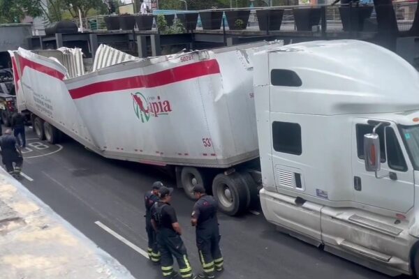 CDMX: a más de 8 horas continúa tráiler atascado en Viaducto Miguel Alemán