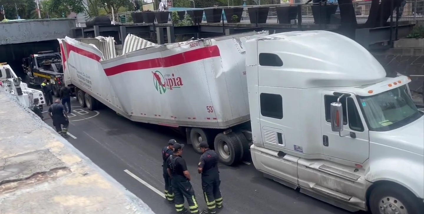 CDMX: a más de 8 horas continúa tráiler atascado en Viaducto Miguel Alemán