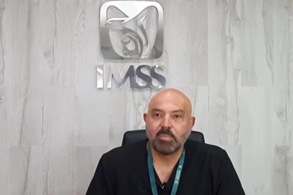 Médico del IMSS revive a pasajero en pleno vuelo