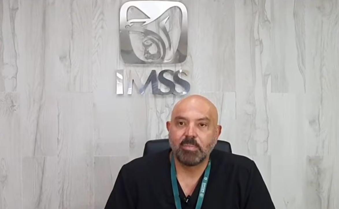 Médico del IMSS revive a pasajero en pleno vuelo