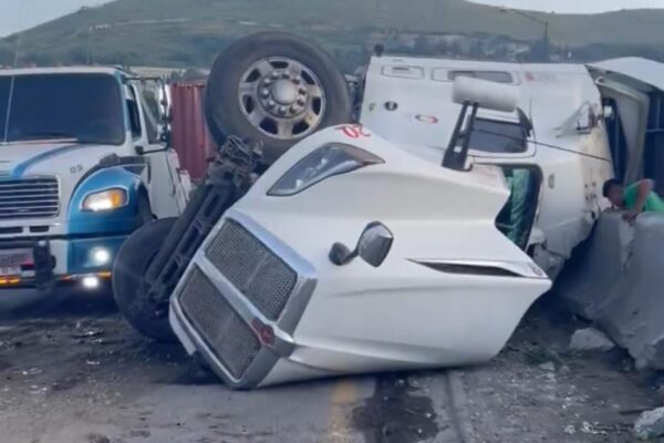 Vuelca tráiler en Tlalnepantla, Edoméx y provoca caos vial