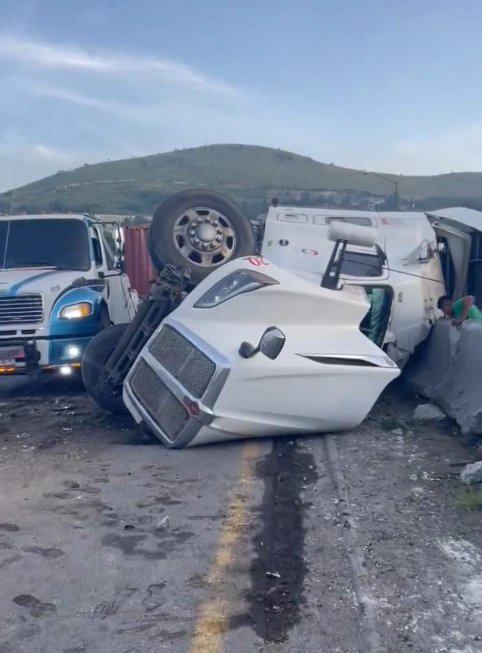 Vuelca tráiler en Tlalnepantla, Edoméx y provoca caos vial