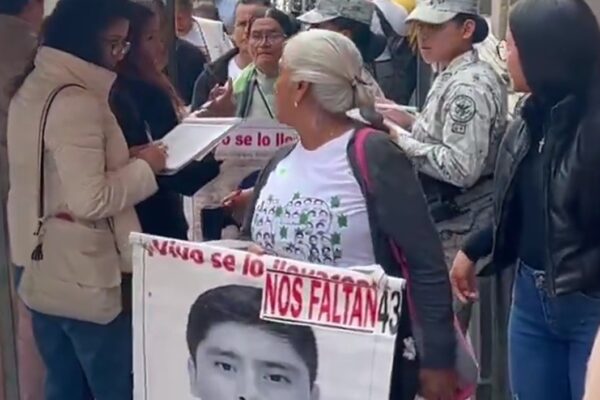 Familiares de los 43 normalistas de Ayotzinapa se reunen con AMLO