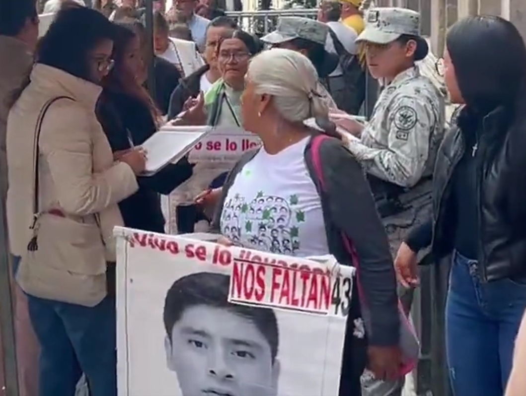 Familiares de los 43 normalistas de Ayotzinapa se reunen con AMLO