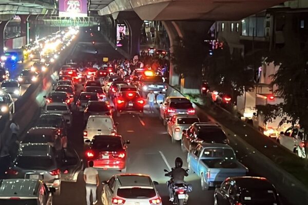 Habitantes de Naucalpan bloquean Periférico Norte por falta de agua