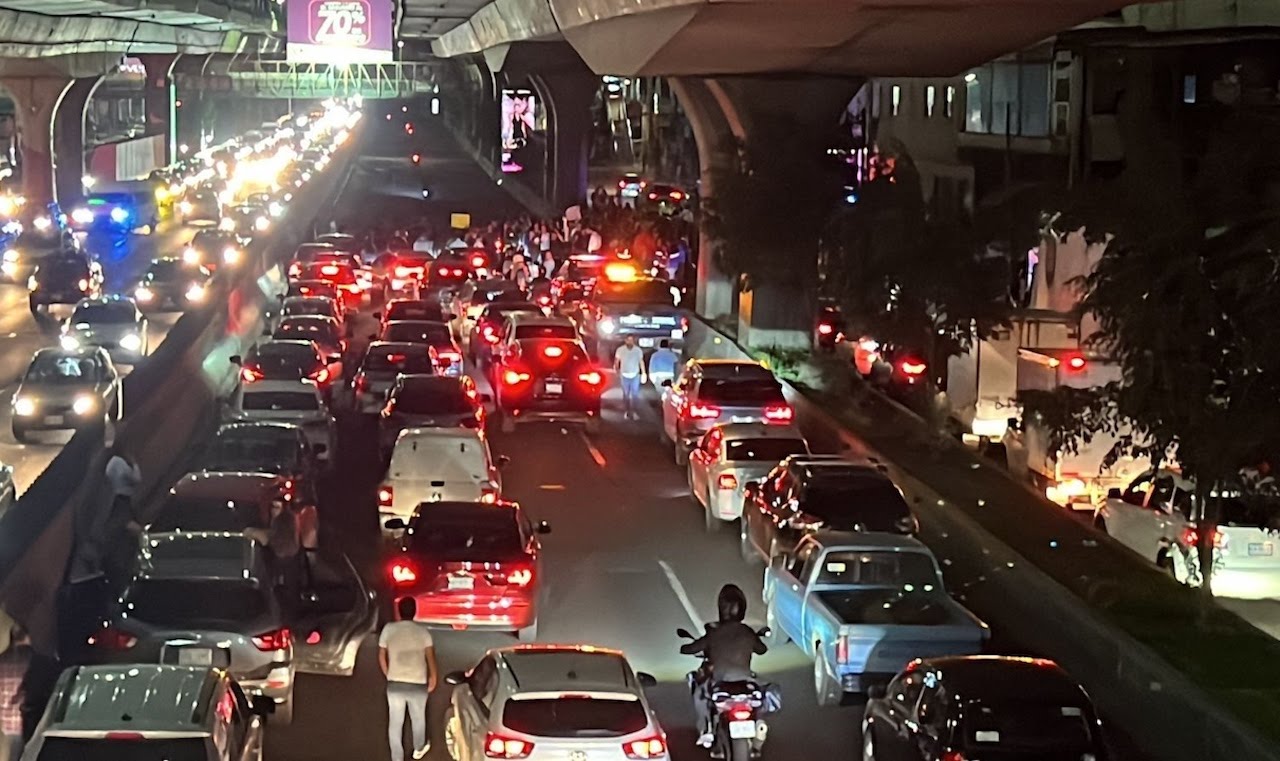 Habitantes de Naucalpan bloquean Periférico Norte por falta de agua