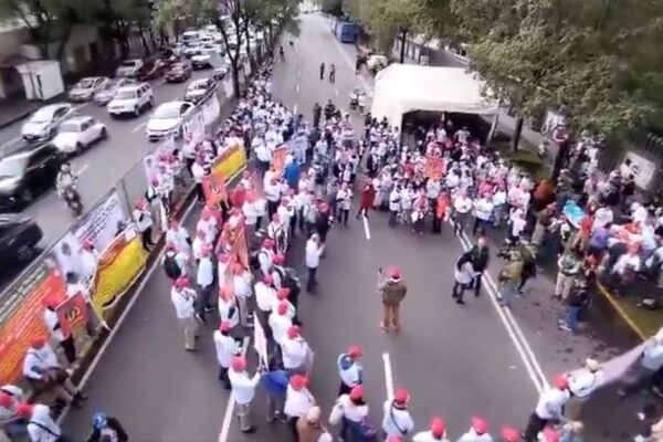 Bloqueo sindical frente a Torre de Pemex en CDMX