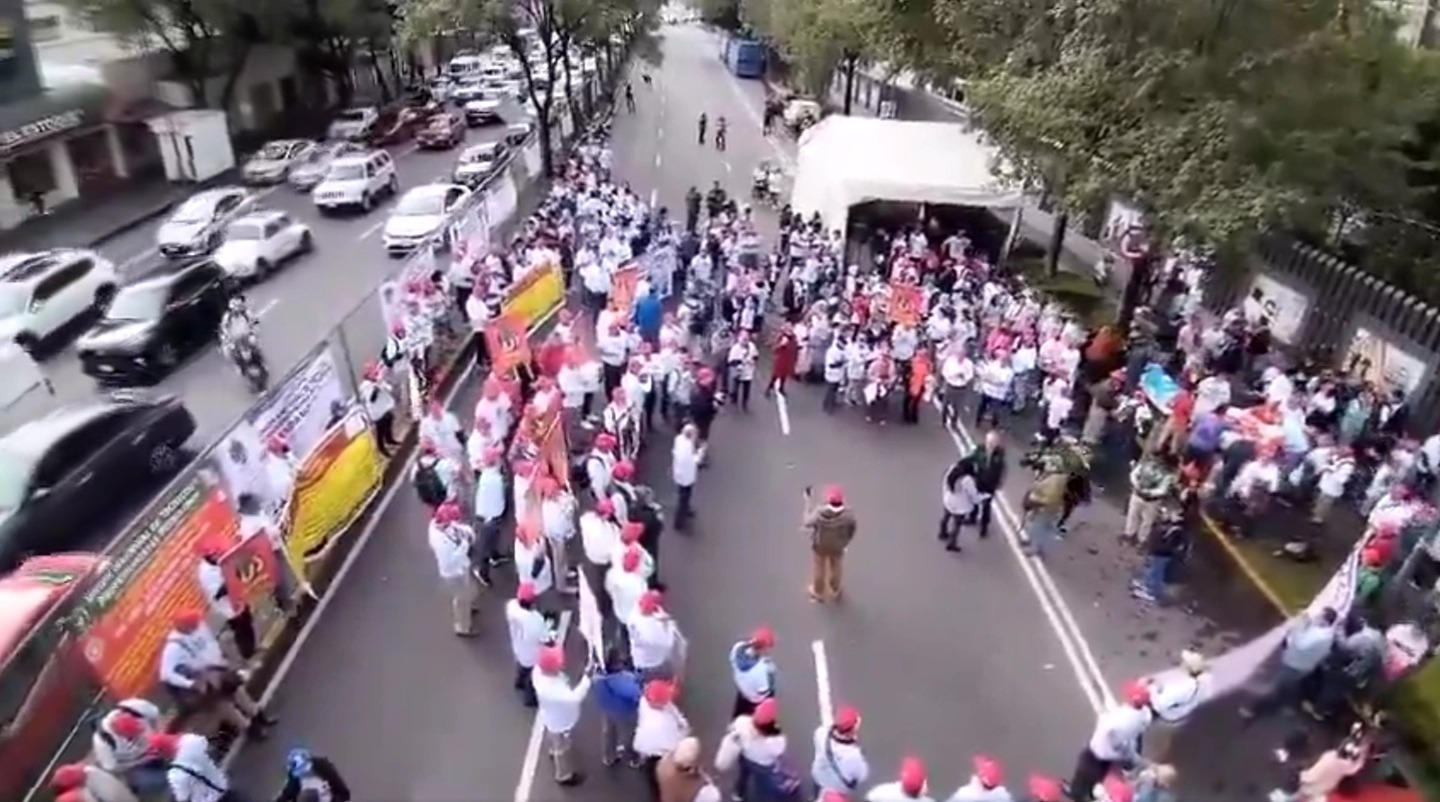 Bloqueo sindical frente a Torre de Pemex en CDMX