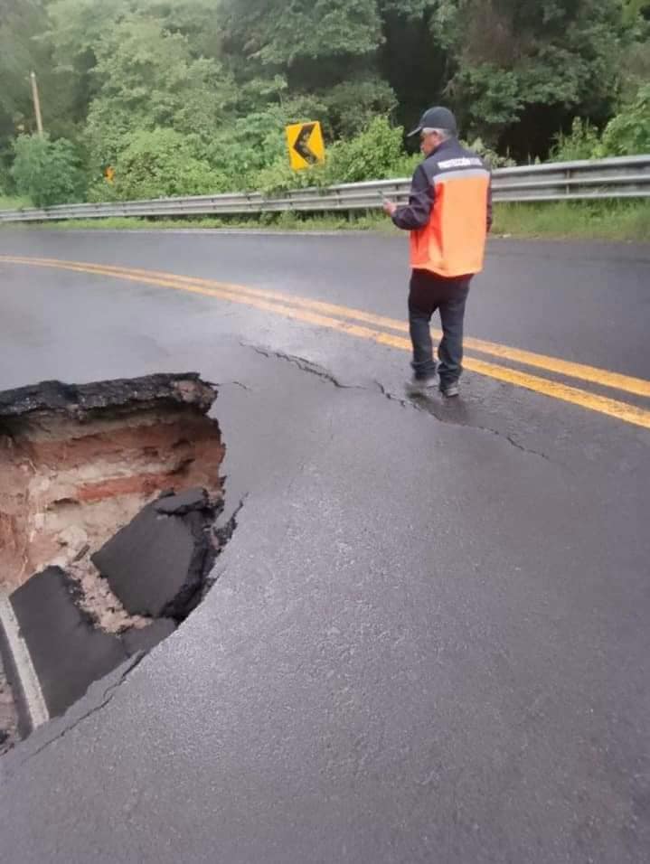 Carretera 134 Toluca-Altamirano cerrada por derrumbe