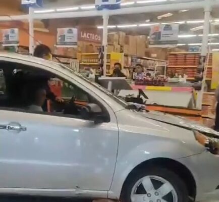 Mujer mayor se estrella contra supermercado en Río Churubusco, CDMX