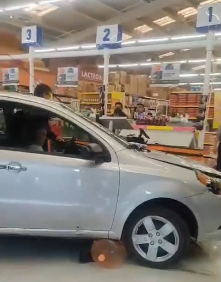 Mujer mayor se estrella contra supermercado en Río Churubusco, CDMX