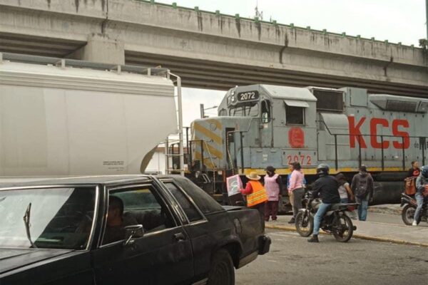 Tren se descarrila en Toluca: genera caos vial