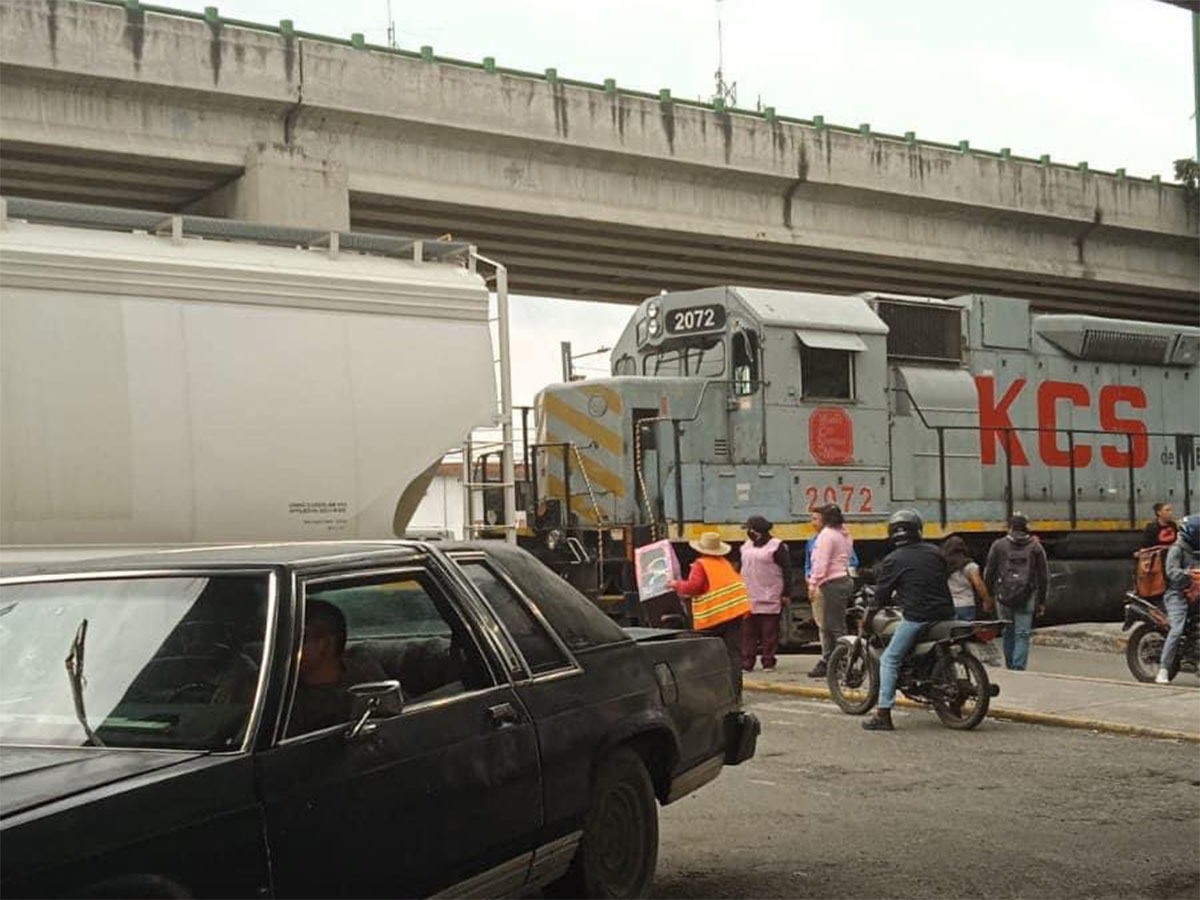 Tren se descarrila en Toluca: genera caos vial