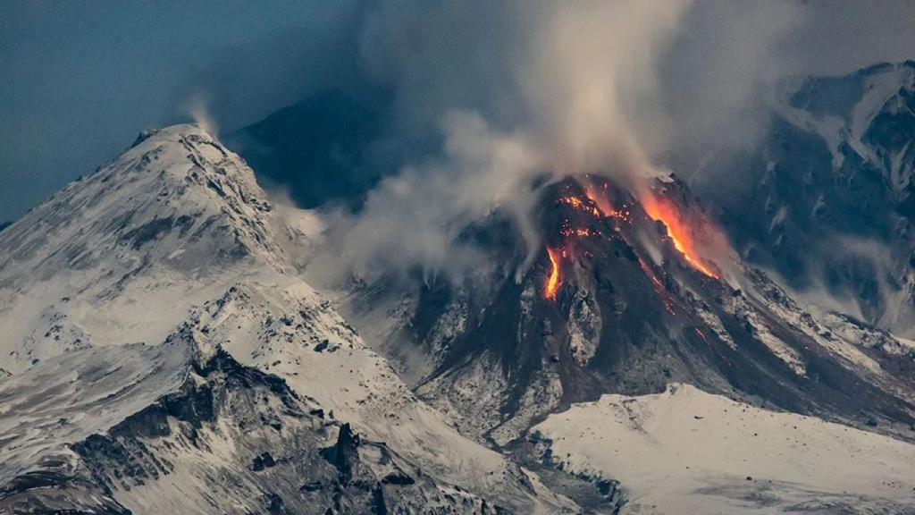 Rusia: volcán Shiveluch entra en erupción tras fuerte sismo