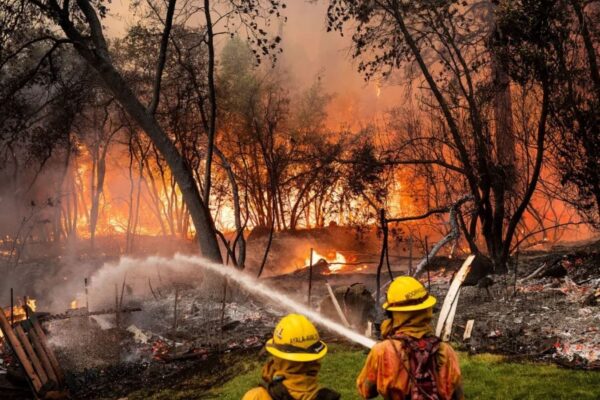 Incendio Park arrasa con miles de hectáreas en California