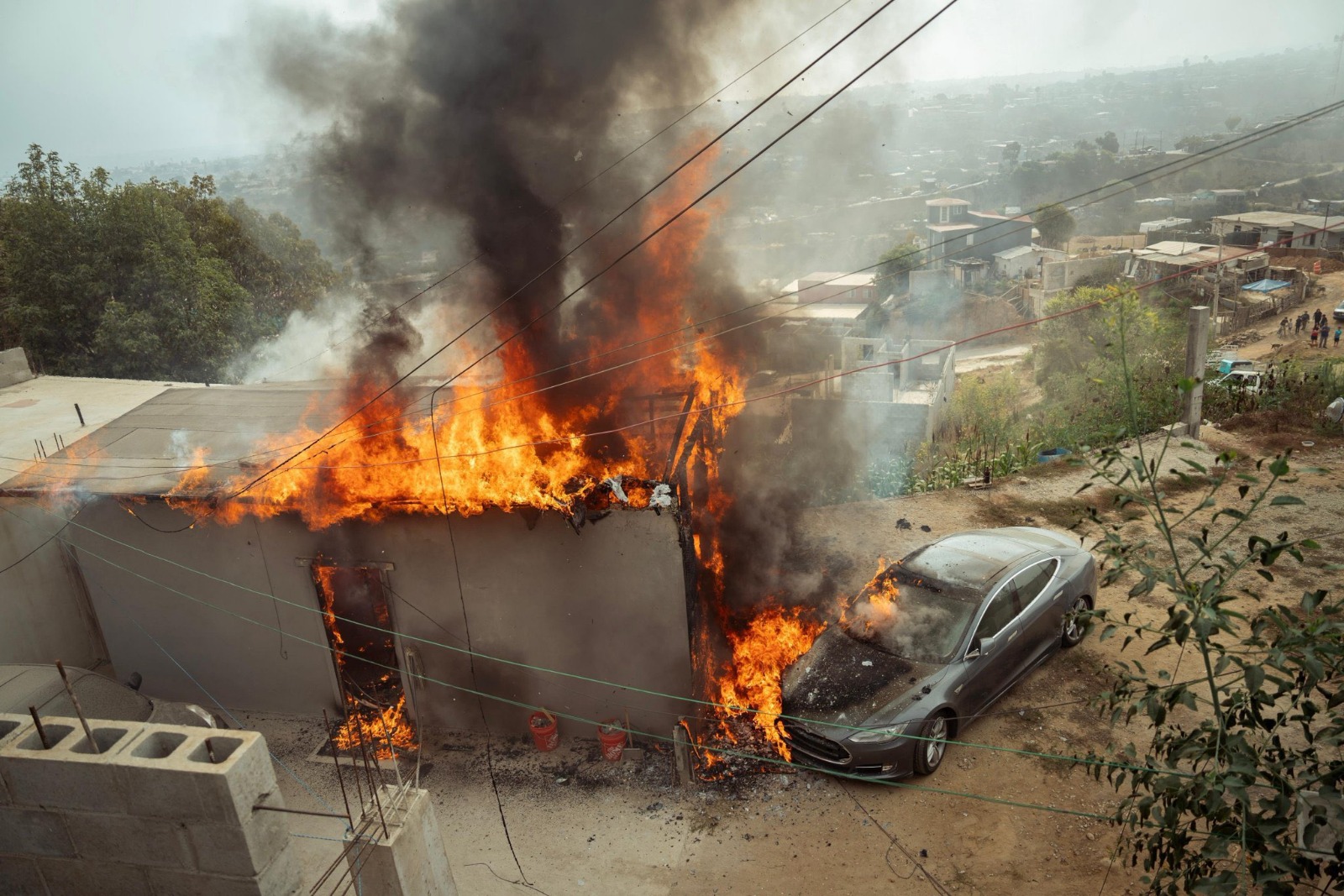 (Video) "Chicanada": hombre conecta Tesla a poste de luz y provoca incendio