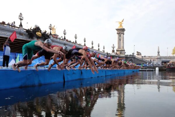 Atletas de París 2024 reanudan entrenamientos en el Sena tras pruebas de calidad del agua