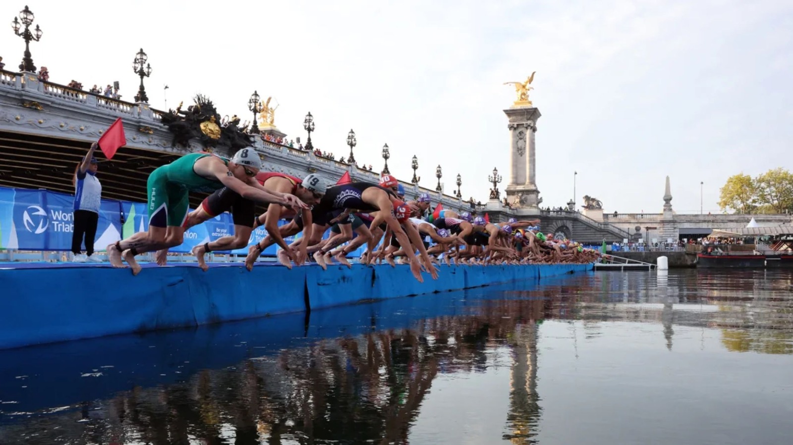 Atletas de París 2024 reanudan entrenamientos en el Sena tras pruebas de calidad del agua