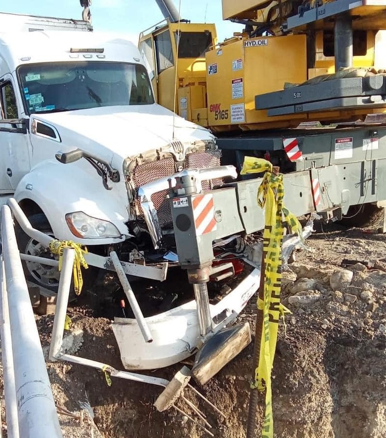 Tráiler choca contra grúa en construcción en Ocotlán, Jalisco