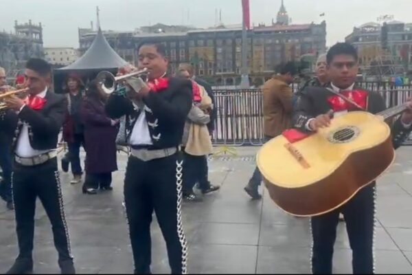 Despiden a López Obrador con mariachi en su última mañanera