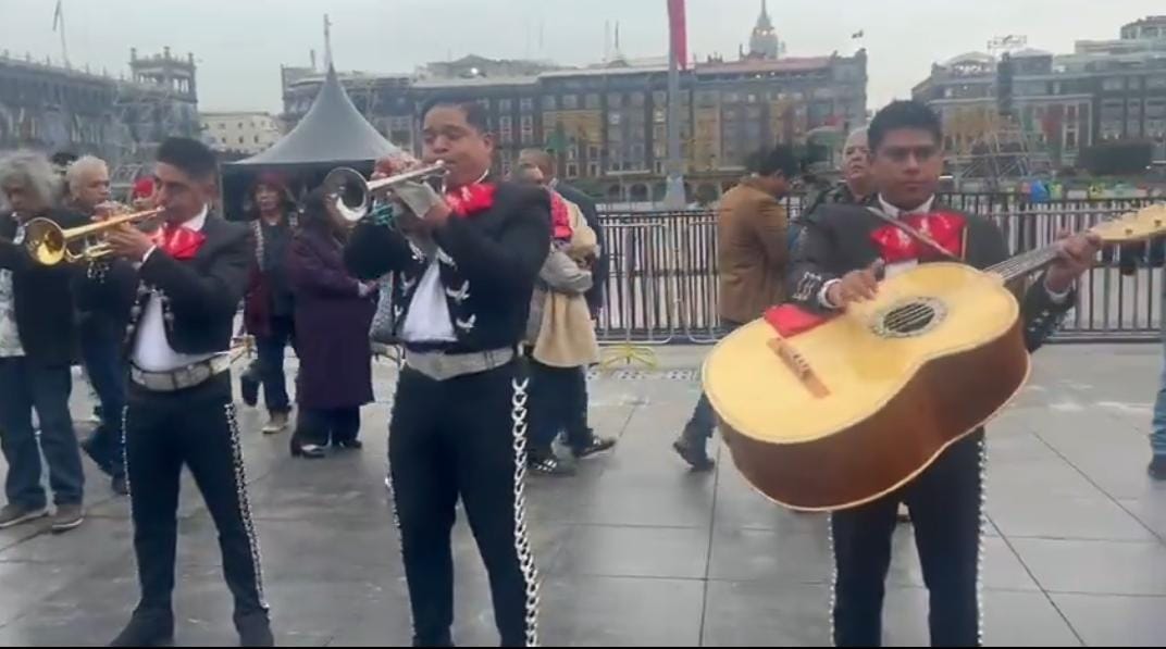 Despiden a López Obrador con mariachi en su última mañanera