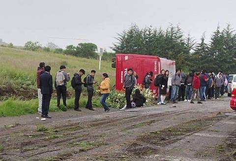 Vuelca autobús en Lerma: 11 estudiantes lesionados