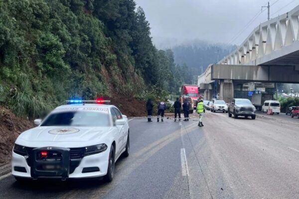 Deslave complica el tránsito en autopista México-Toluca