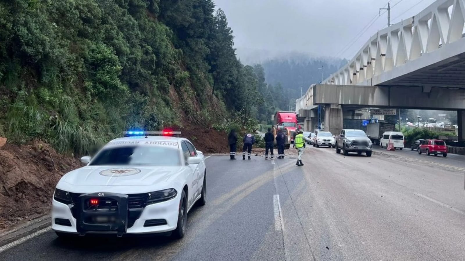 Deslave complica el tránsito en autopista México-Toluca