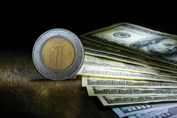 Peso mexicano retrocede ante fortalecimiento del dólar