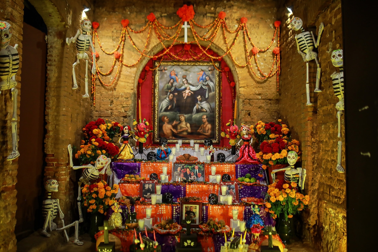 ¿Conoces los elementos esenciales de un altar de muertos?